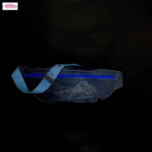 Bæltetaske i mørkeblåt med